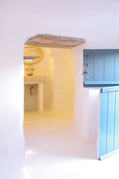 греческие интерьеры-вид на раковину-белые стены и голубые дверцы шкафа