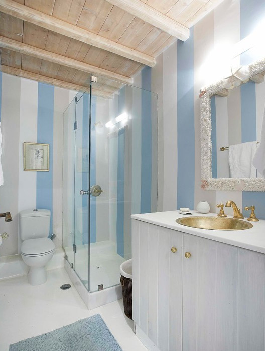 греческие интерьеры кантри - ванная комната с стенами в бело-голубую полоску и  золотой раковиной