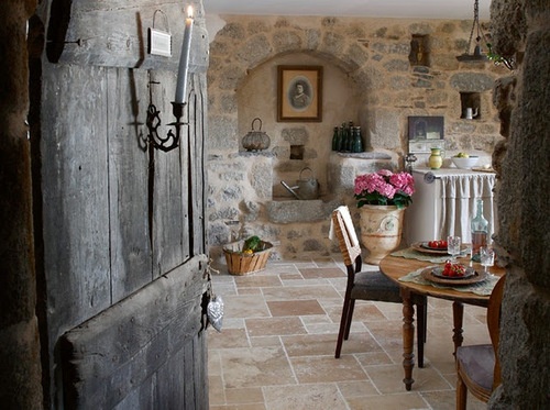 кухня в средиземноморском стиле-стены из природного камня и плиточные полы