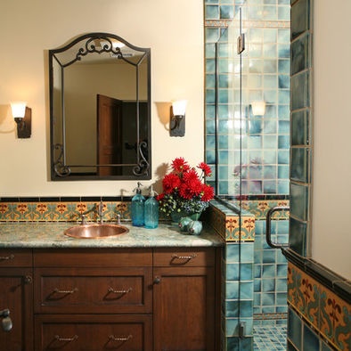 ванная в средиземноморском стиле со светлыми оштукатуренными стенами и бирюзовой плиткой