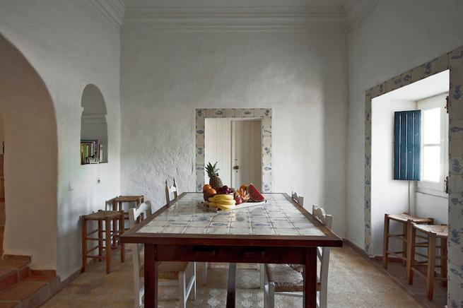 обеденная зона в средиземноморском стиле со столом, выложеным плиткой
