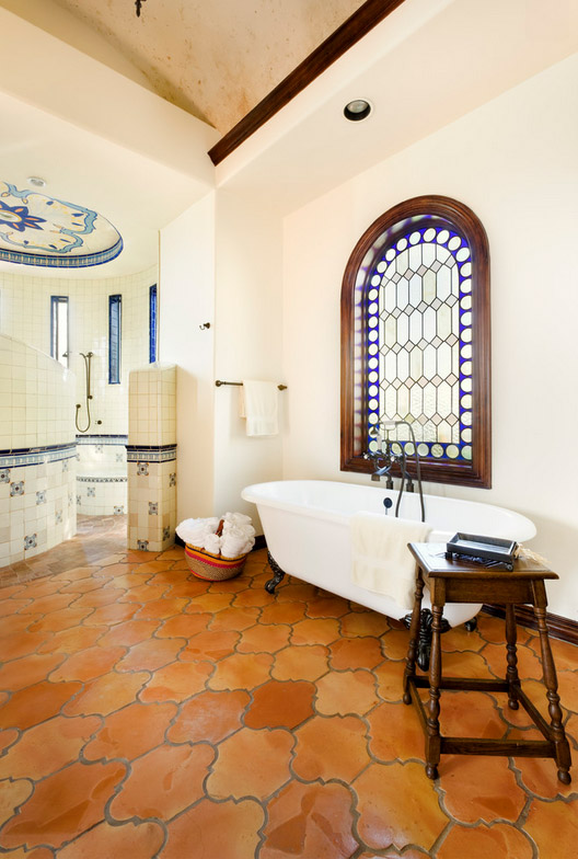 ванная в средиземноморском стиле с витражным окном