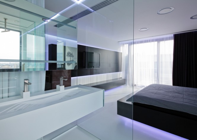 мужской интерьер - минималистичная черно-белая спальня в Будапеште с остекленным санузлом