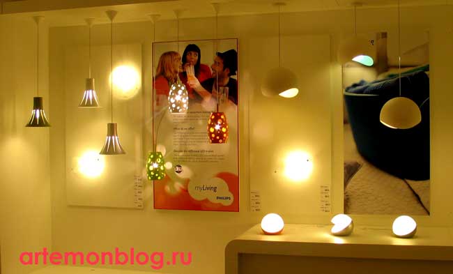декоративные светильники-подвесы Philips на стенде