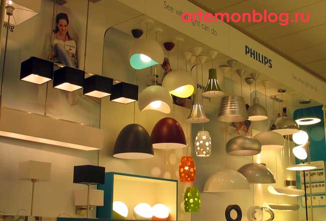 декоративные светильники-подвесы и светильники над обеденным столом Philips на стенде
