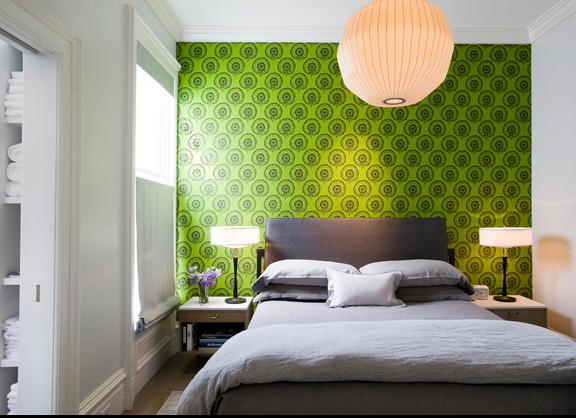 зеленые обои с крупным рисунком в спальне