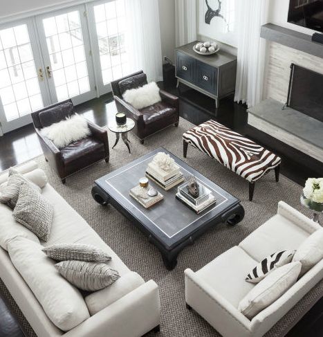 диванная зона в большой  гостиной с каминомкак правильно расставить мебель в гостиной