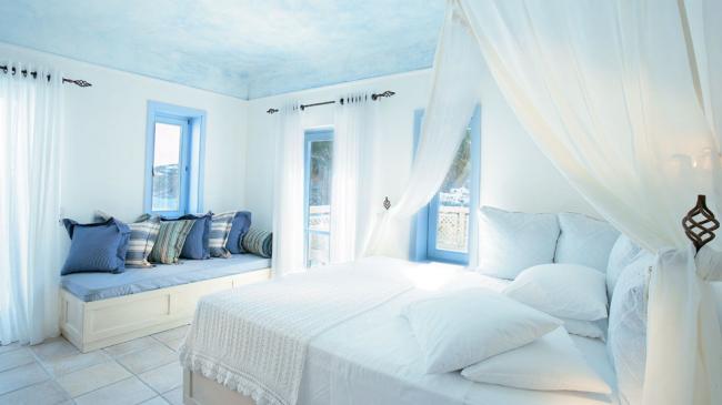 греческие интерьеры кантри - спальня диванчиком-лежанкой, синими и полосатыми подушками