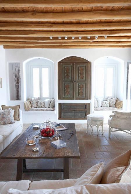 греческие интерьеры традиционная гостиная с диванчиками у окон