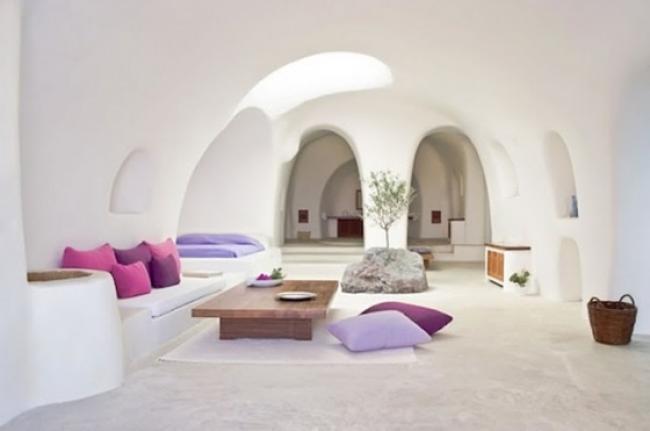 греческие интерьеры кантри-гостиная с белыми сводами и диваном-лежанкой, розовые и сиреневые подушки