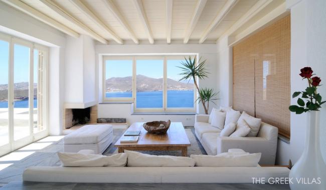 греческие интерьеры белая гостиная с современными диванами