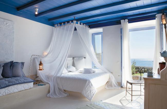 греческие интерьеры спальня с голубым потолком и кроваться с балдахином