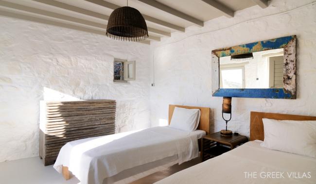 греческие интерьеры спальня с двумя кроватями и винтажным зеркалом