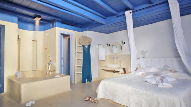 греческие интеьеры спальня с голубым потолком и кремовой ванной