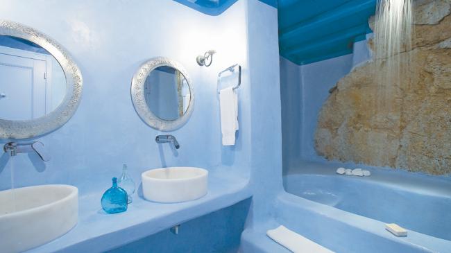 греческие интерьеры белая ванная-ванна в нише голубой потолок