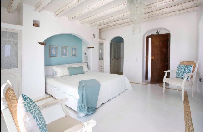 греческие интерьеры - спальня кровать в голубой арке
