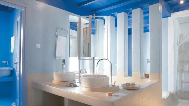 греческие интерьеры ванная с голубым деревнным потолком и 