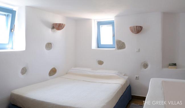 греческие интерьеры спальня с бра-ракушками