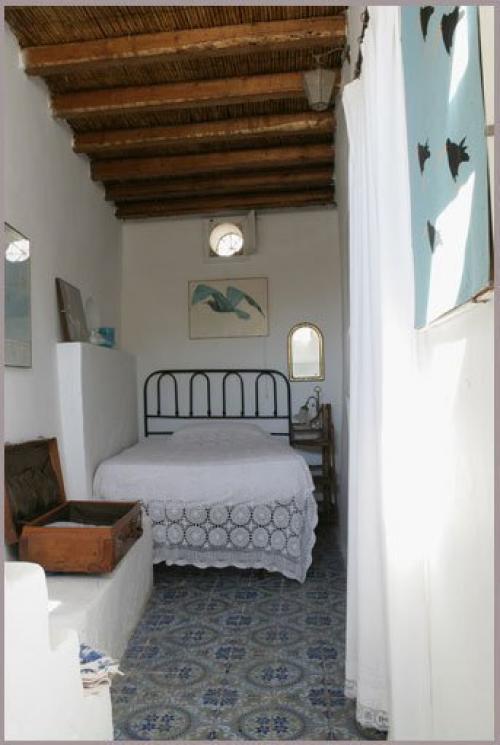 спальня в средиземноморском стиле с деревянными балочными потолками