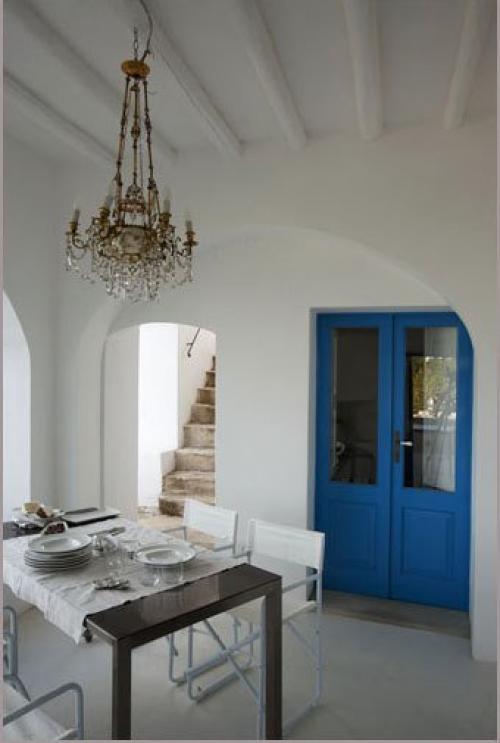 столовая в средиземноморском стиле с голубой крашеной дверью