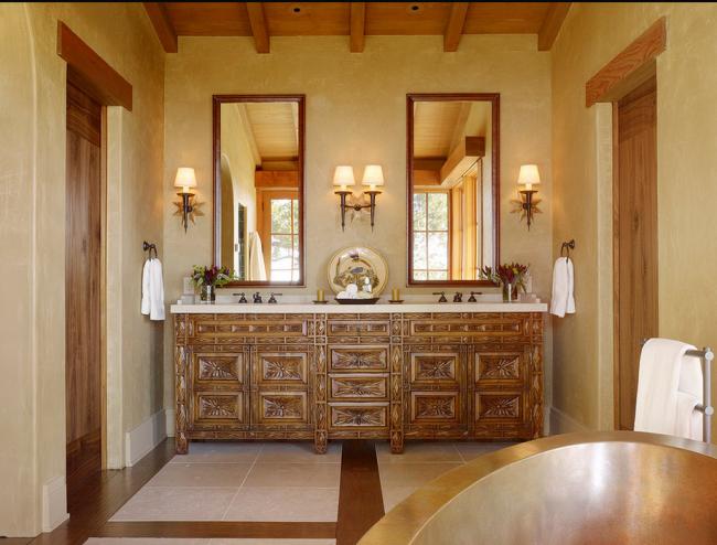 ванная в средиземноморском стиле с деревянным потолком и резной мебелью