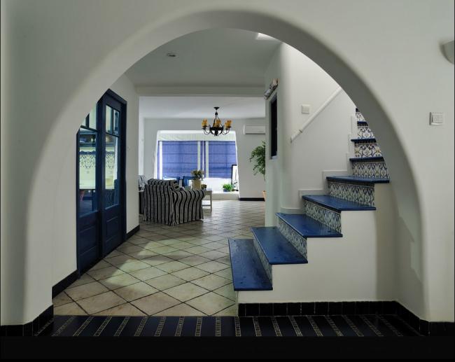 яркая плитка в средизменоморском стиле на лестнице