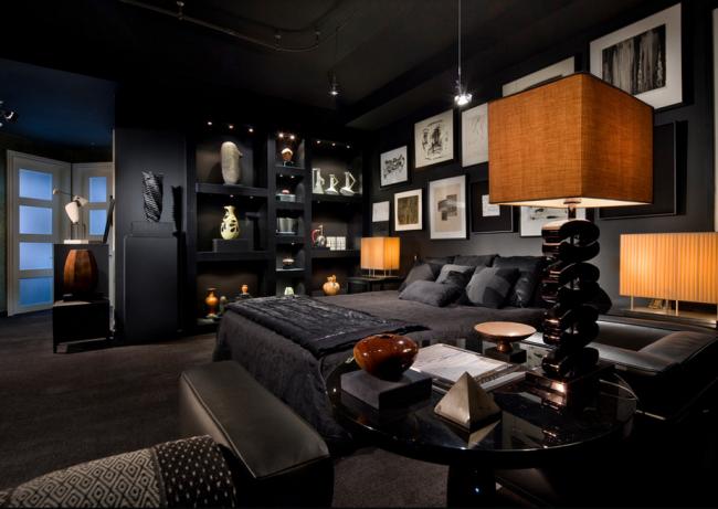 мужской интерьер - черная просторная спальня с картинами на стене