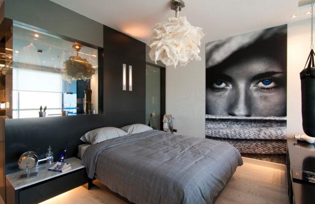 мужской интерьер - спальня со стеклянным-гардеробом-перегородкой и крупной фотографией
