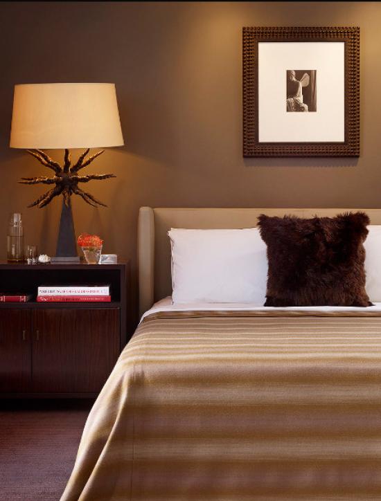мужской интерьер классическая спальня в бежево-коричневых тонах