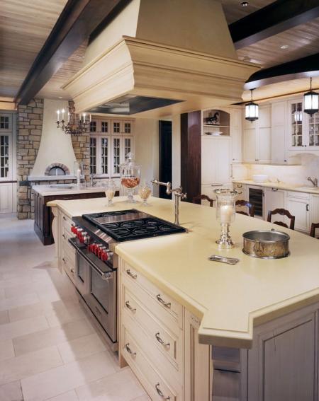 классическая модель вытяжки над островом в большой кухне с деревянными потолками