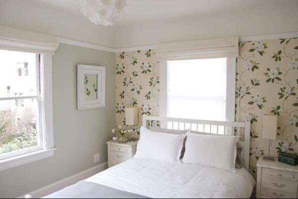 цветочный рисунок на обоях в спальне за изголовьем кровати
