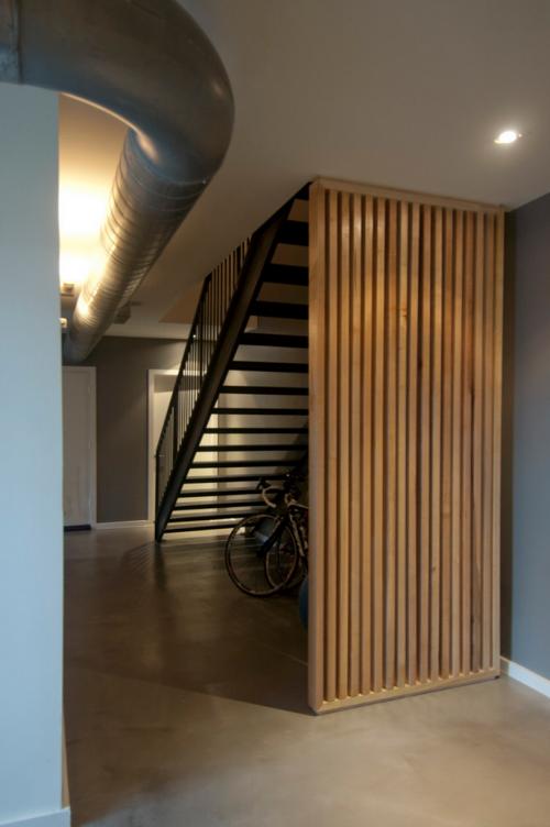 декоративная деревянная перегородка , ограждающая лестницу в большом помещении-4