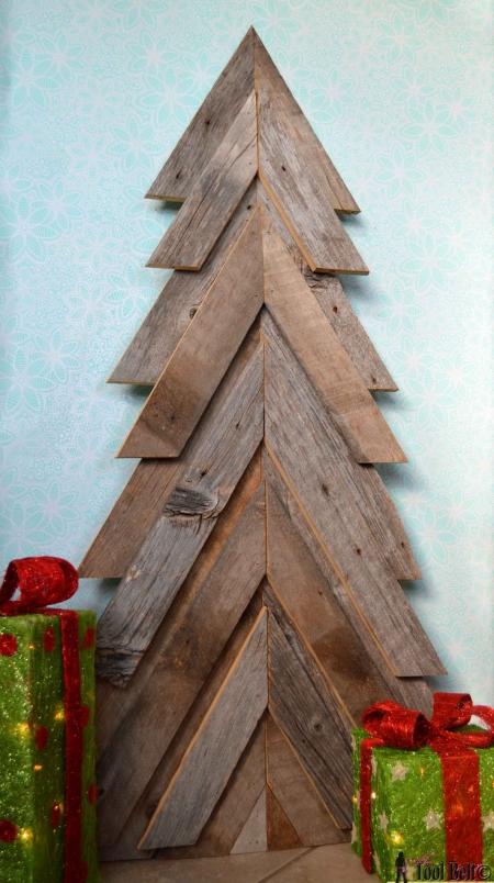 оригинальная треугольная некрашеная  деревянная елка для года козы