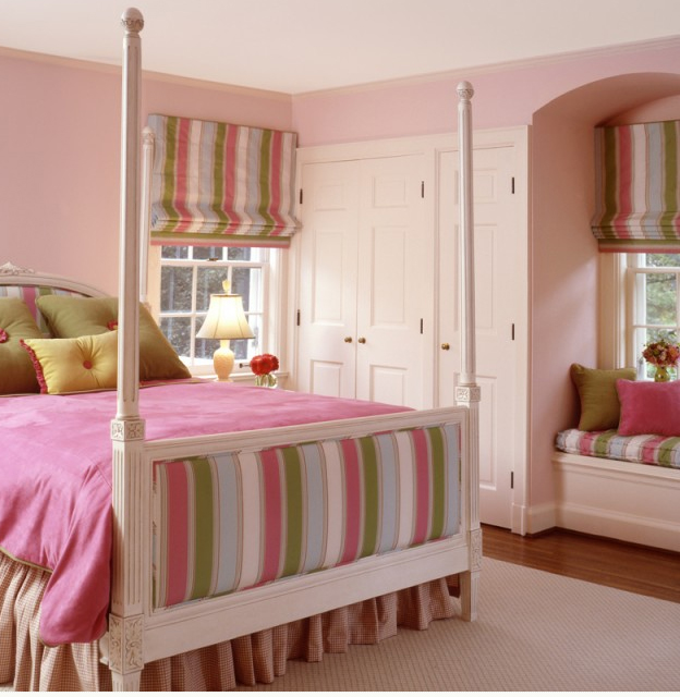 кровать с балдахином в розовой спальне 
