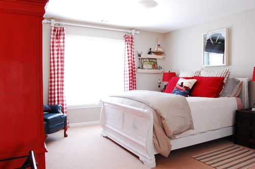 Цвет в интерьере - ярко-красные акценты в гостиной - шкаф, шторы и подушки
