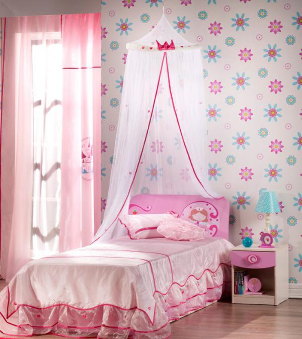 обои в крупный рисунок, розовые шторы в спальне девочки