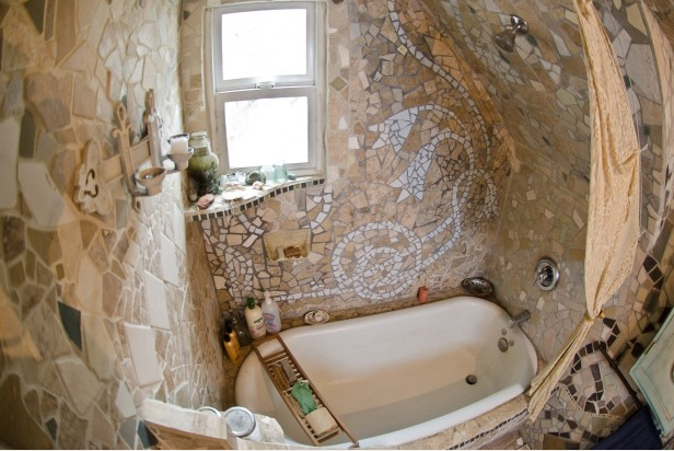 Необычная ванная комната в индивидуальном интерьере, выложенная крупной мозаикой