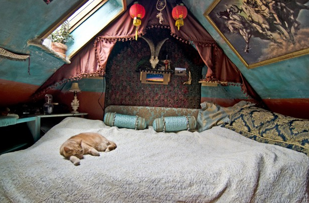 Кровать с балдахином в мансарде в индивидуальном интерьере