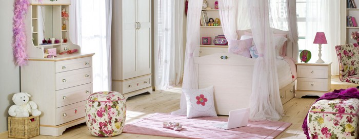 елые стены и яркие розовые детали в спальне девочки