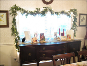 рождественская гирлянда над столом в кабинете