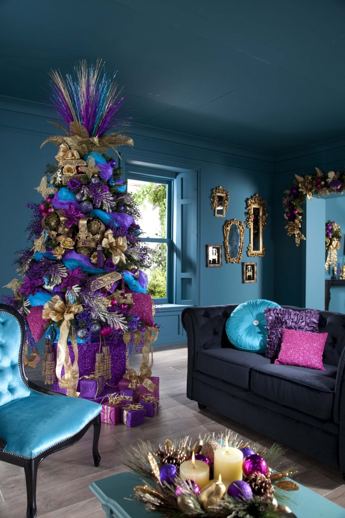 необычный новогодний декор гостиной в сиренево-голубых цветах