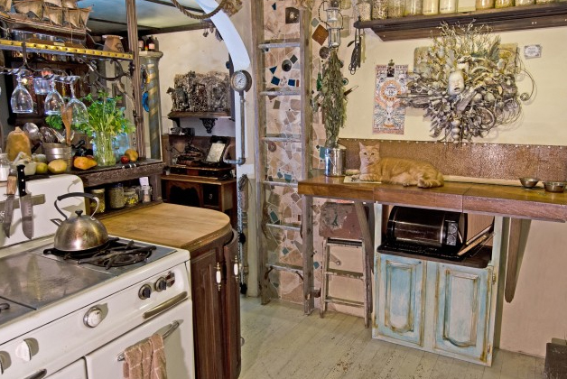 Индивидуальный интерьер кухни декорированной мозаикой