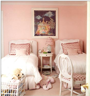 бледно-розовые стены, узор в горох узоры в спальне девочки