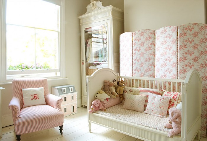 белые стены и розовые узоры и детали в спальне девочки