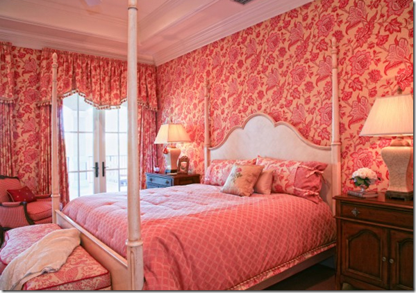 кровать с балдахином в красно-розовой спальне