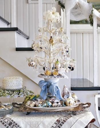белое рождественское дерево на столе