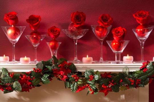 розы в стеклянных бокалах и новогодняя гирлянда